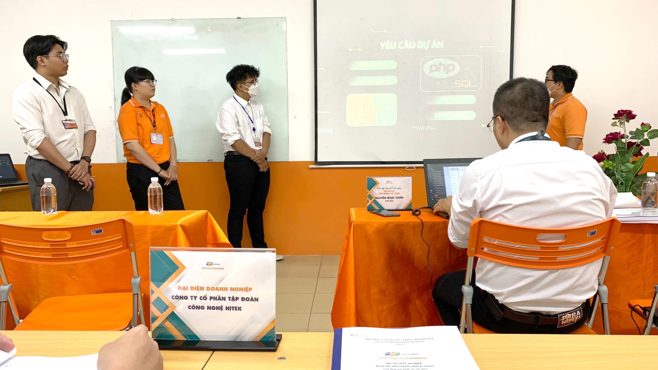 会社は、fpoly学校の学生の卒業プロジェクトの防衛を計画しています。
